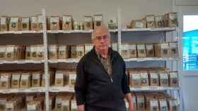 Josep Pàmies, en la tienda de su empresa. Allí vende múltiples variedades de hierbas.