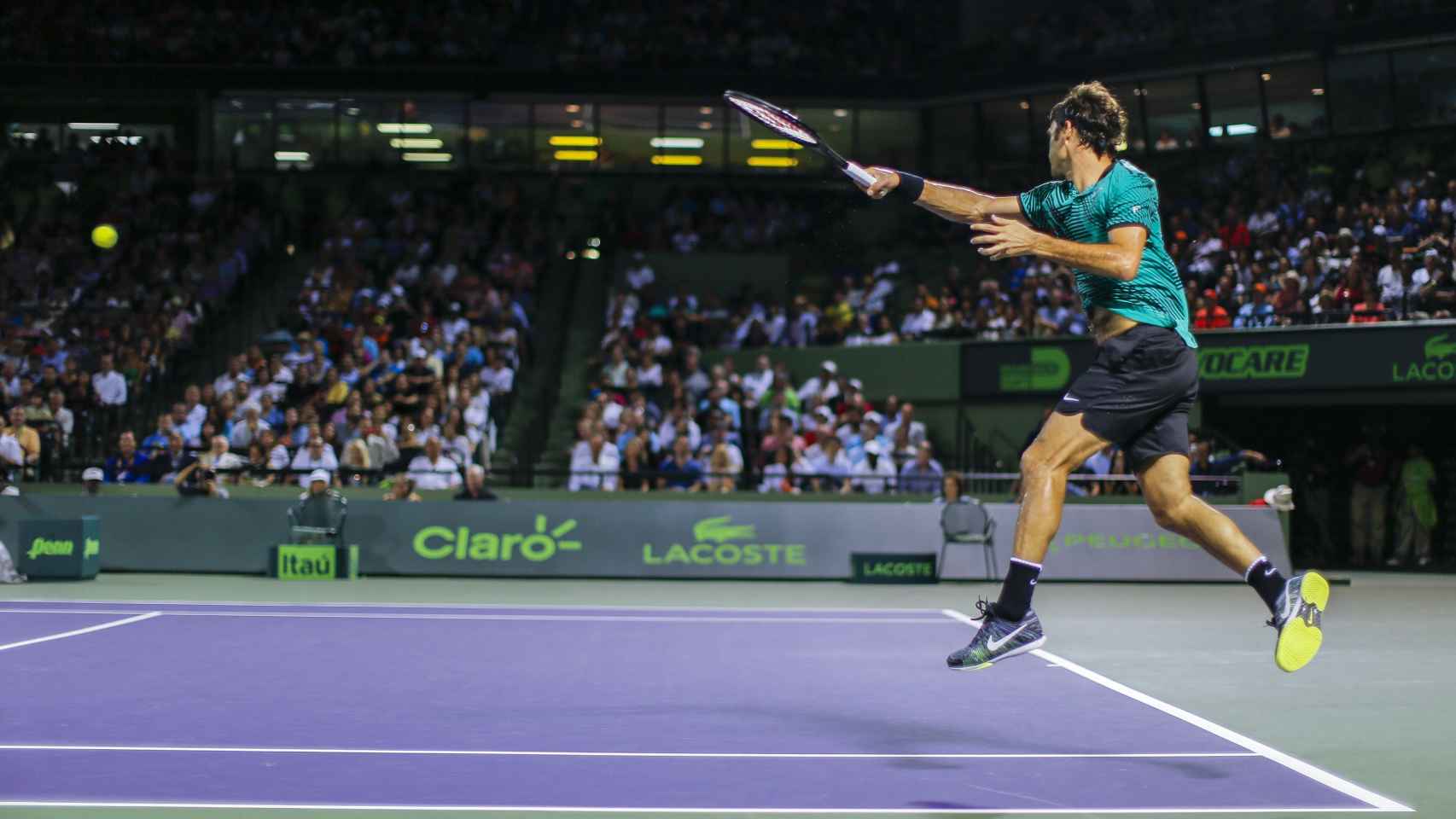 Federer, golpeando un drive ante Kyrgios en Miami.