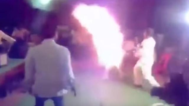 Un hombre se prende fuego tras escuchar cantar a su mujer