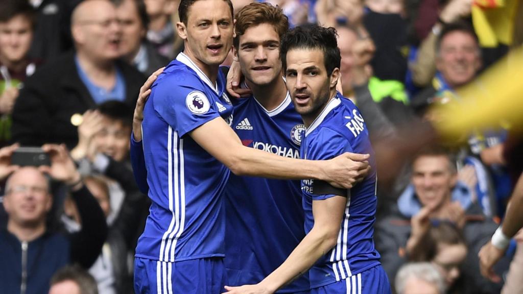 Marcos Alonso junto a Matic y Cesc celebrando el primer gol.