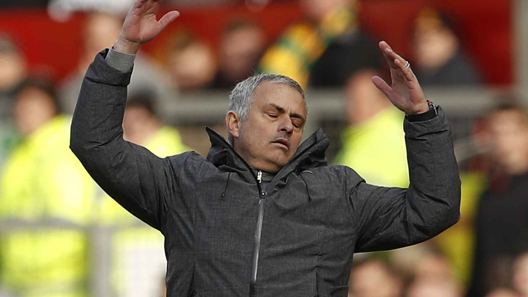 José Mourinho se queja durante el partido contra el West Bromwich.