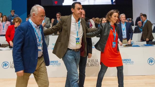 José Ignacio Ceniceros (i) y Cuca Gamarra junto con Fernando Martínez-Maillo.