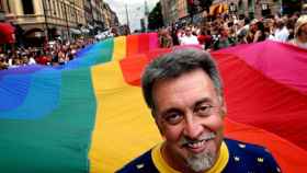 Gilbert Baker y la bandera que creó en su lucha por los derechos de los homosexuales.