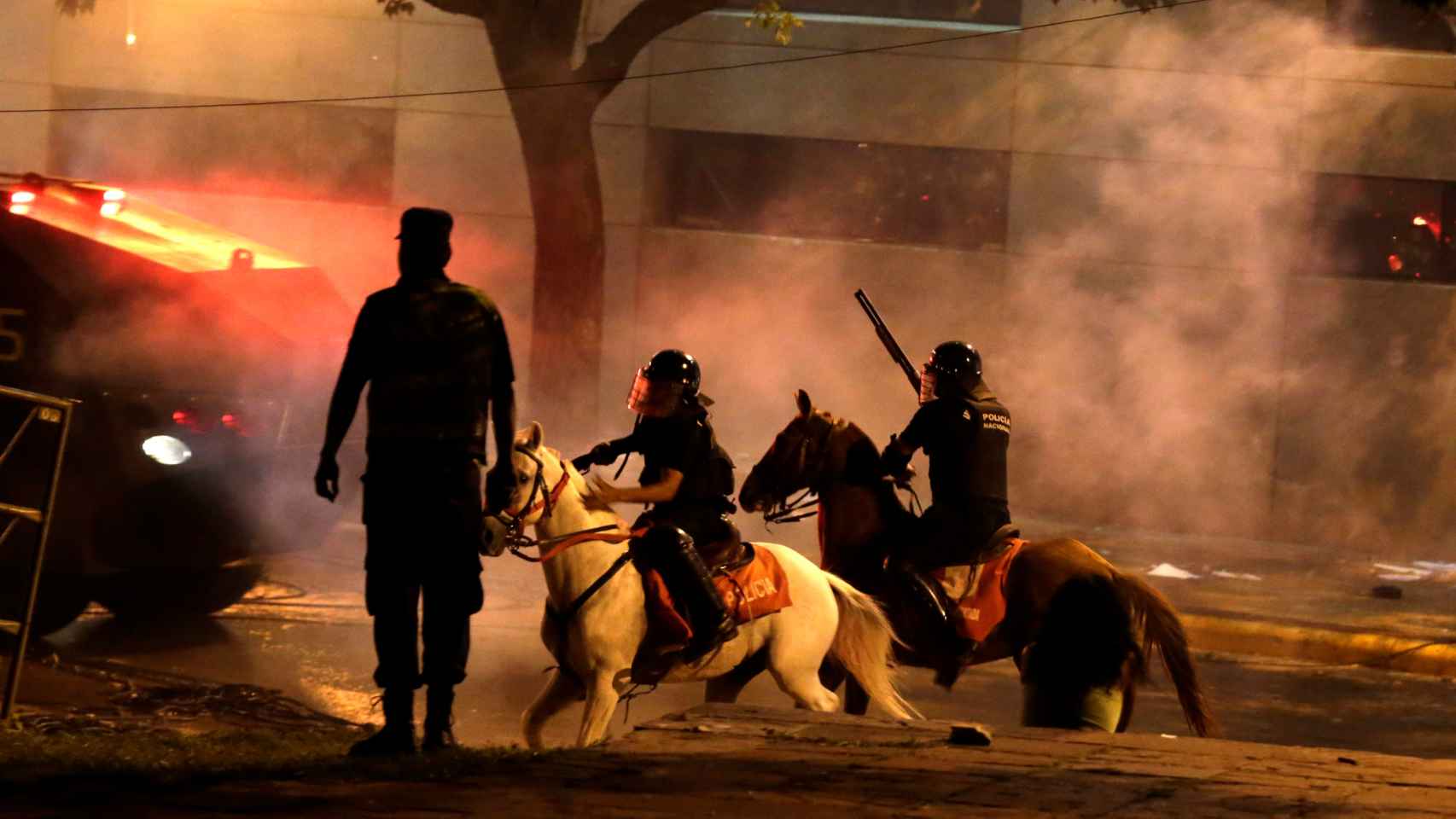 Policías a caballo en la zona de las protestas.