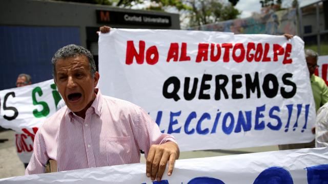 Opositores venezolanos durante las protestas que tienen lugar en Caracas.