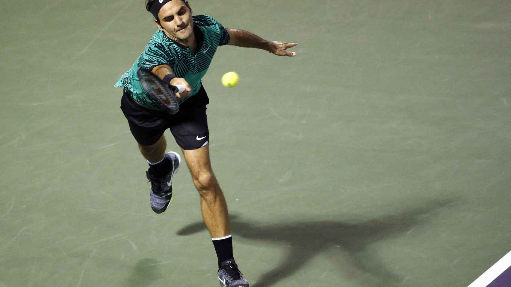 Federer, devolviendo un resto contra Kyrgios en Miami.