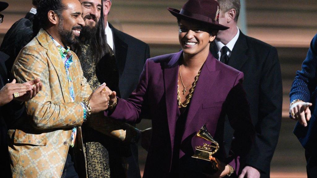 Bruno Mars recogiendo uno de sus premios en la 58ª edición de los premios Grammy. | Foto: Getty Images.