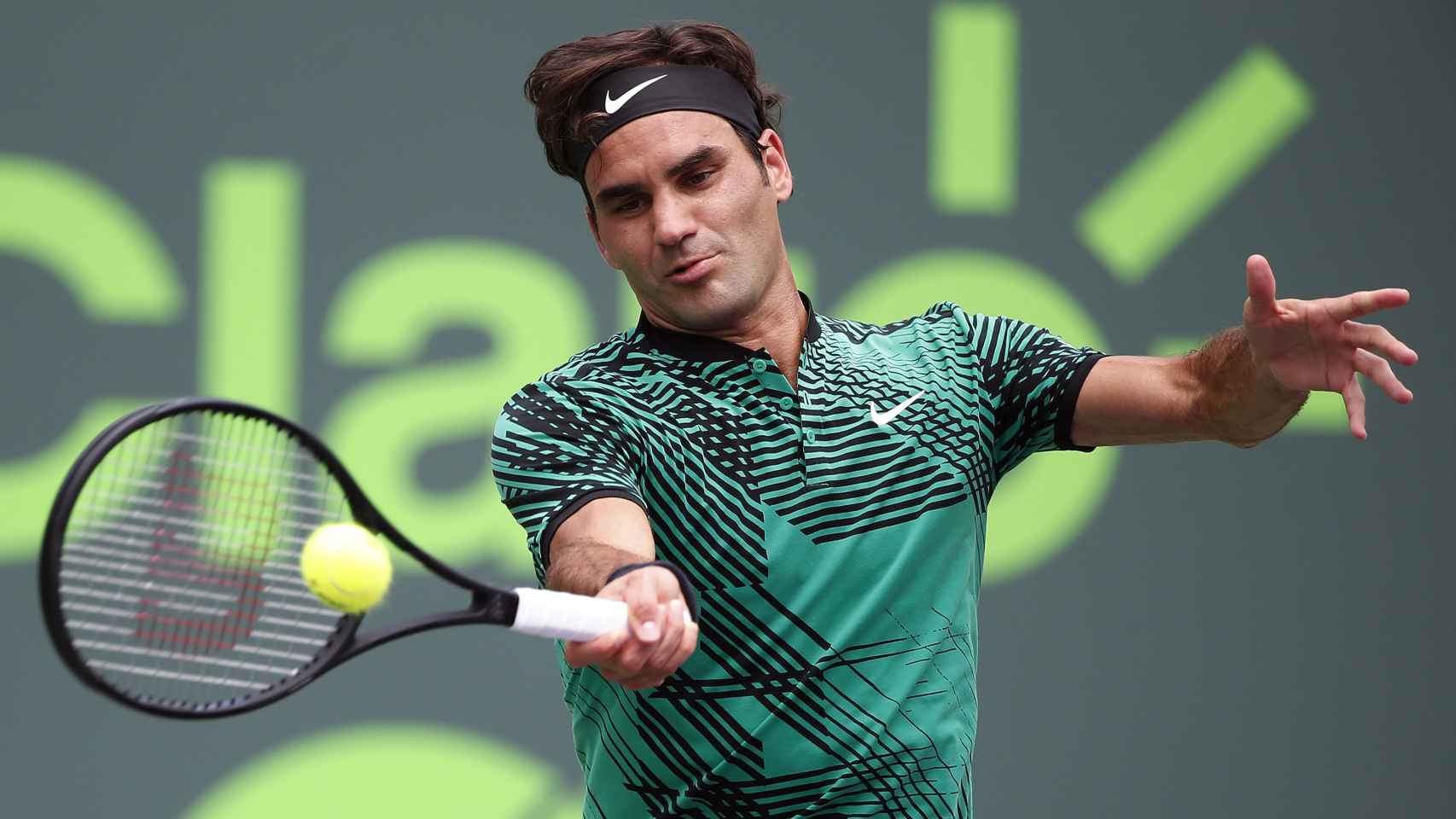 Federer, golpeando una derecha en la final de Miami contra Nadal.