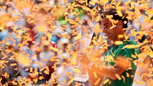 Federer, con el título de campeón del torneo de Miami.