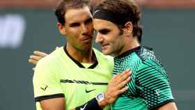 Nadal y Federer se saludan tras su último partido en Indian Wells.
