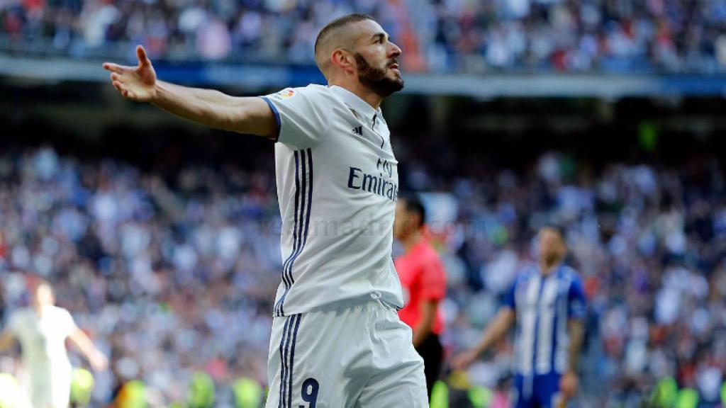 Benzema celebra su gol ante el Alavés