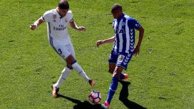 Deyverson contra Pepe en el partido contra el Alavés