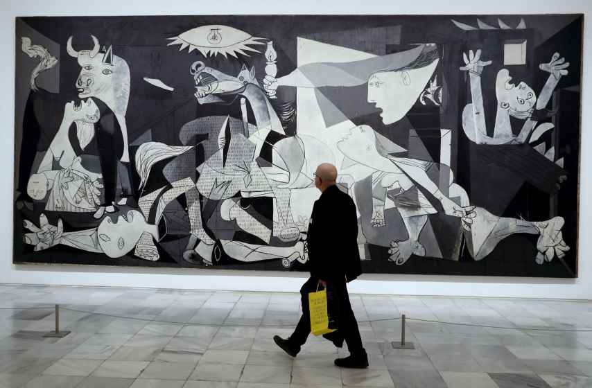 Un visitante pasa frente al Guernica, en el Museo Reina Sofía.