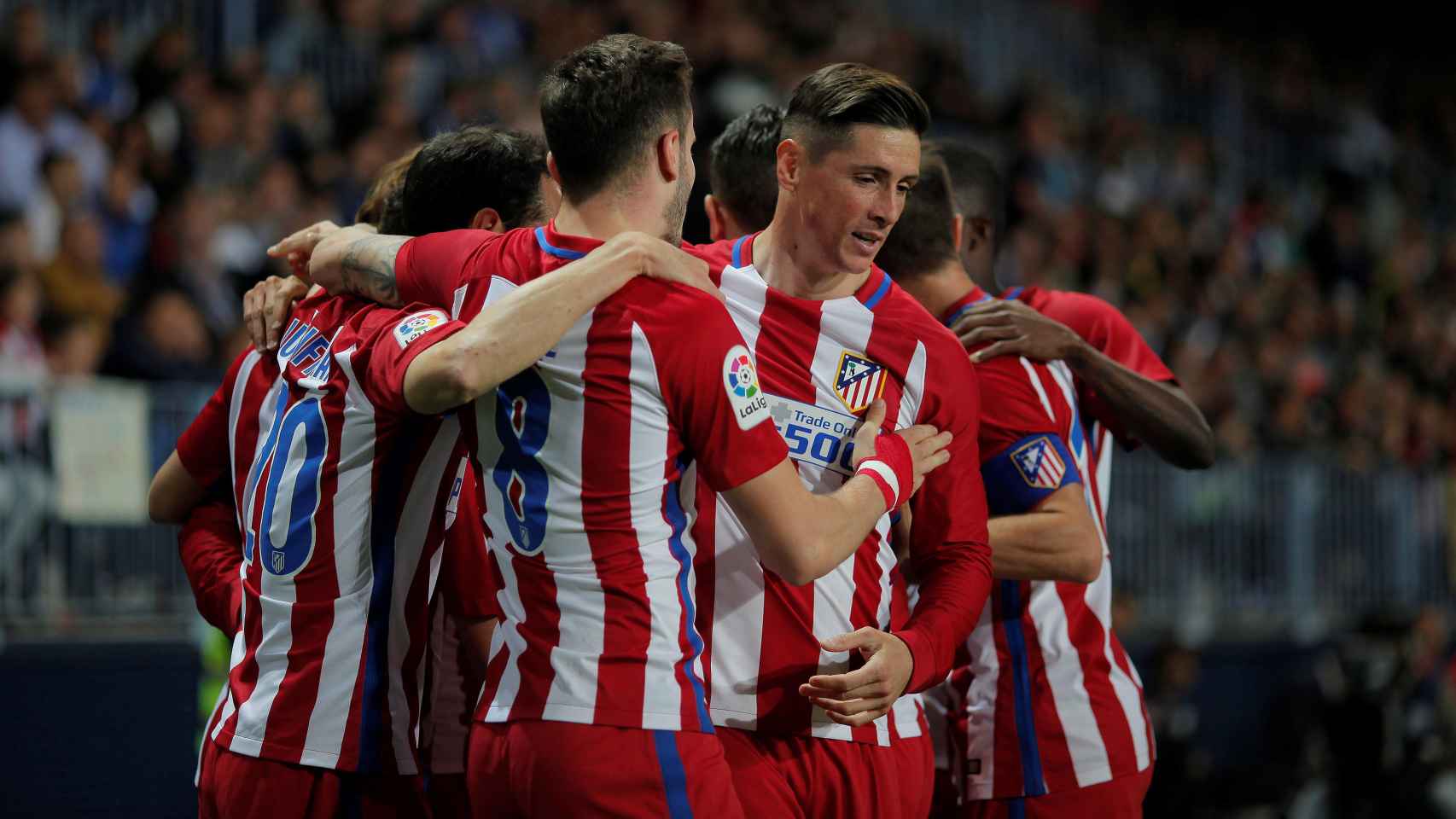 Fernando Torres celebra con sus compañeros un gol ante el Málaga.