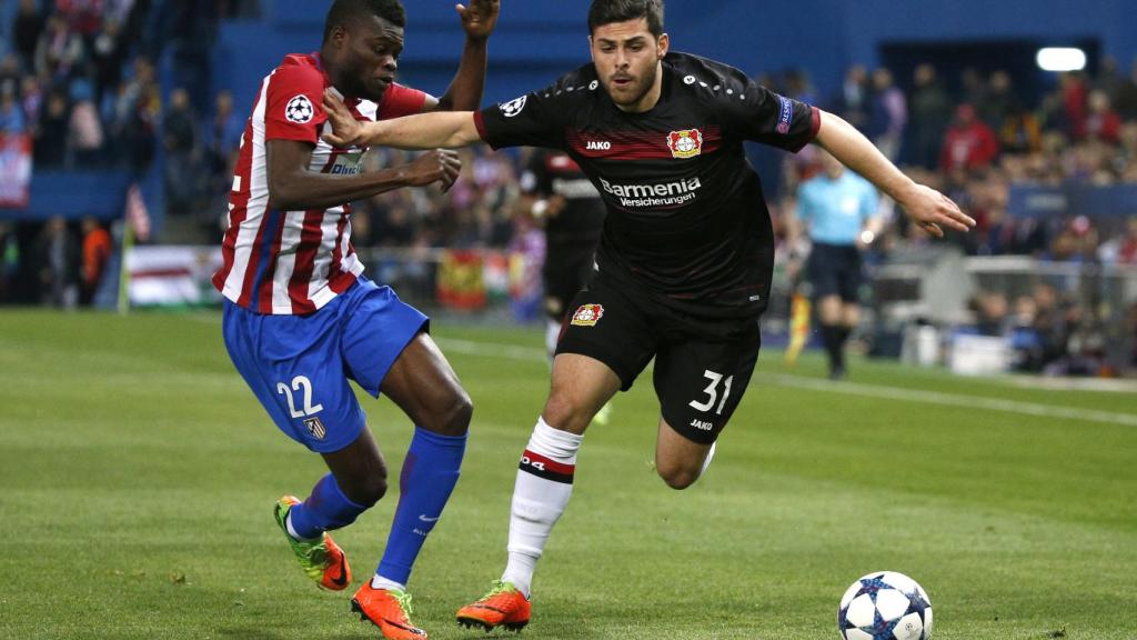 Thomas pelea una pelota durante el partido contra el Leverkusen.