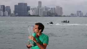 Federer, con el trofeo de campeón de Miami.