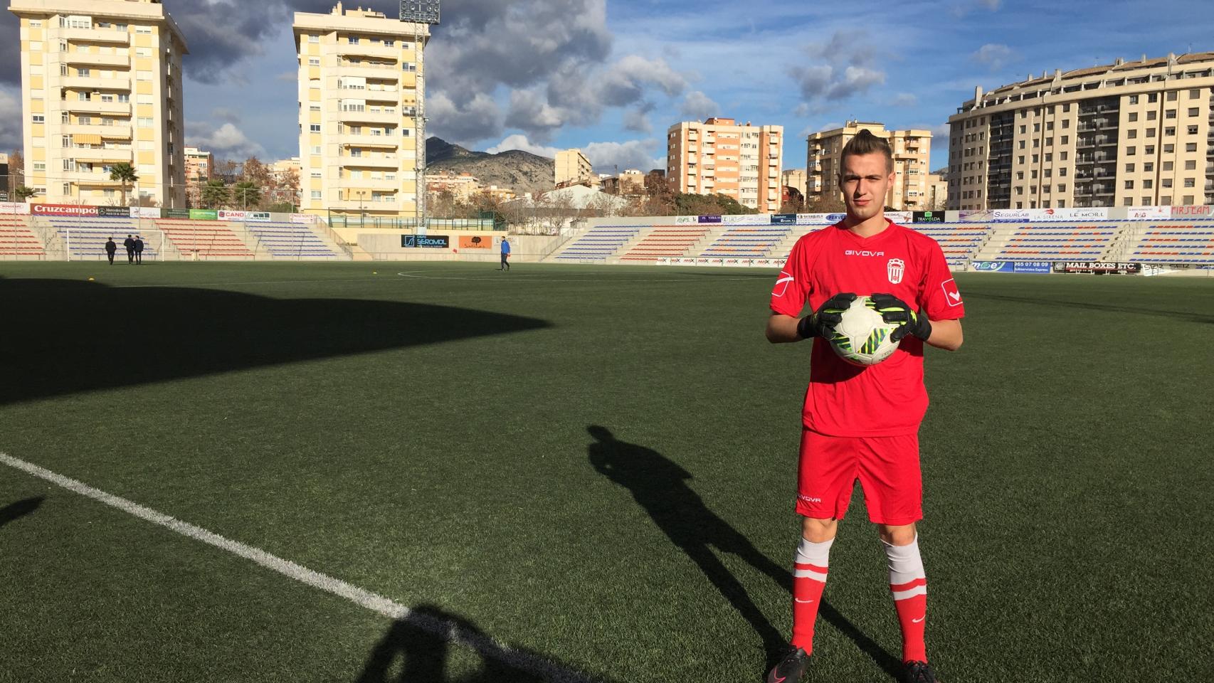Alessandro Zanier posa con la camiseta del Eldense.