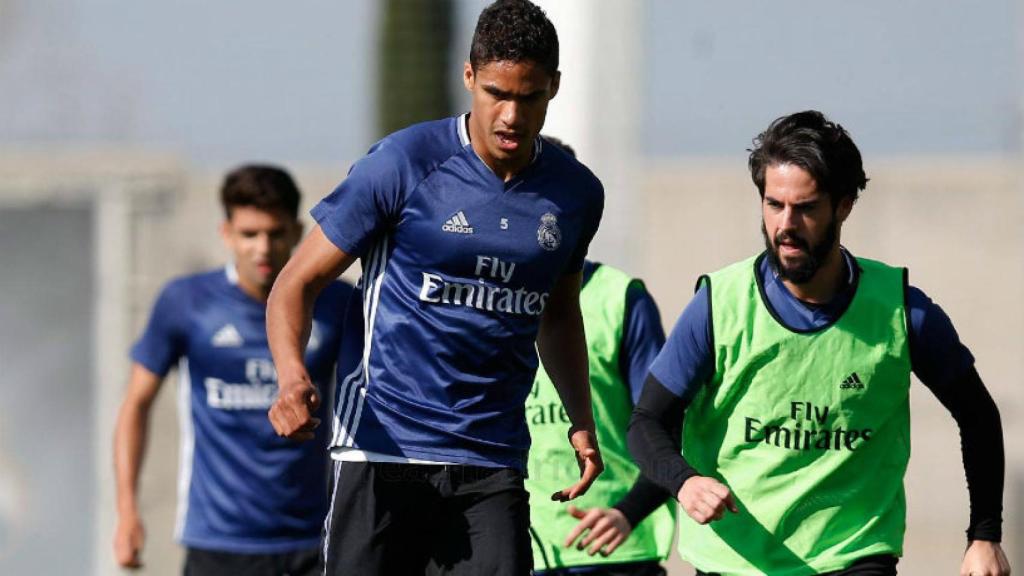 Varane presionado por Isco