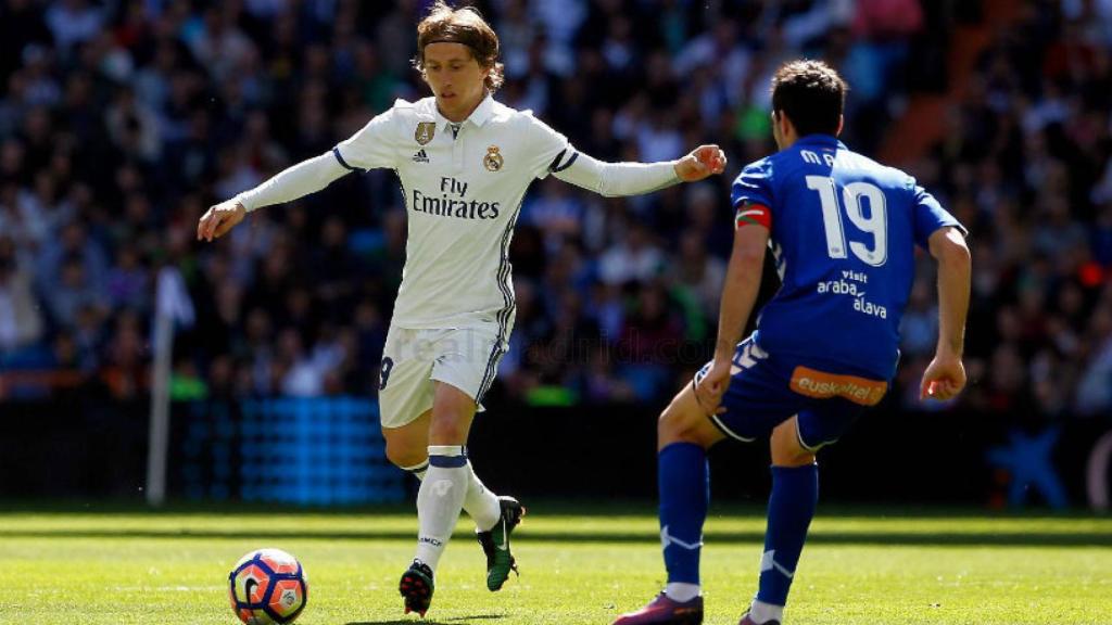 Modric con la pelota frente al Alavés