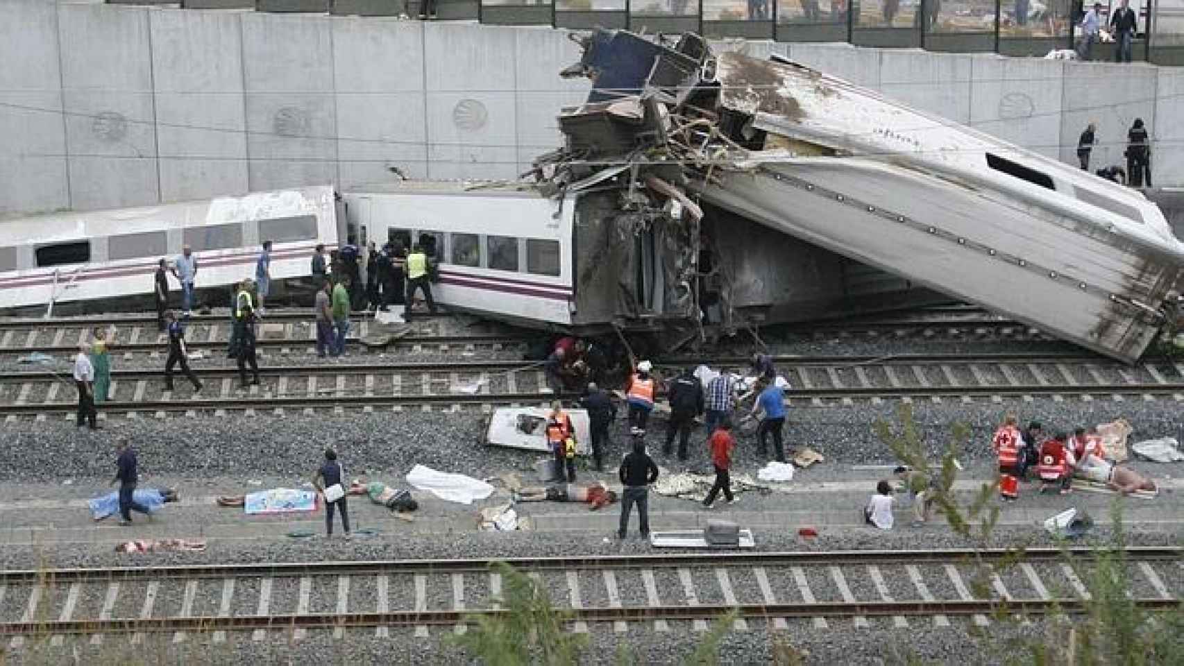 Vagones del tren Alvia tras el descarrilamiento