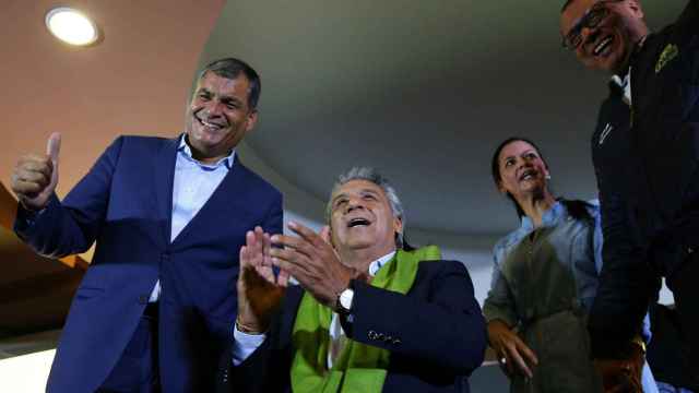 El candidato oficialista Lenín Moreno (centro), junto al actual mandatario, Rafael Correa.