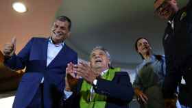 El candidato oficialista Lenín Moreno (centro), junto al actual mandatario, Rafael Correa.