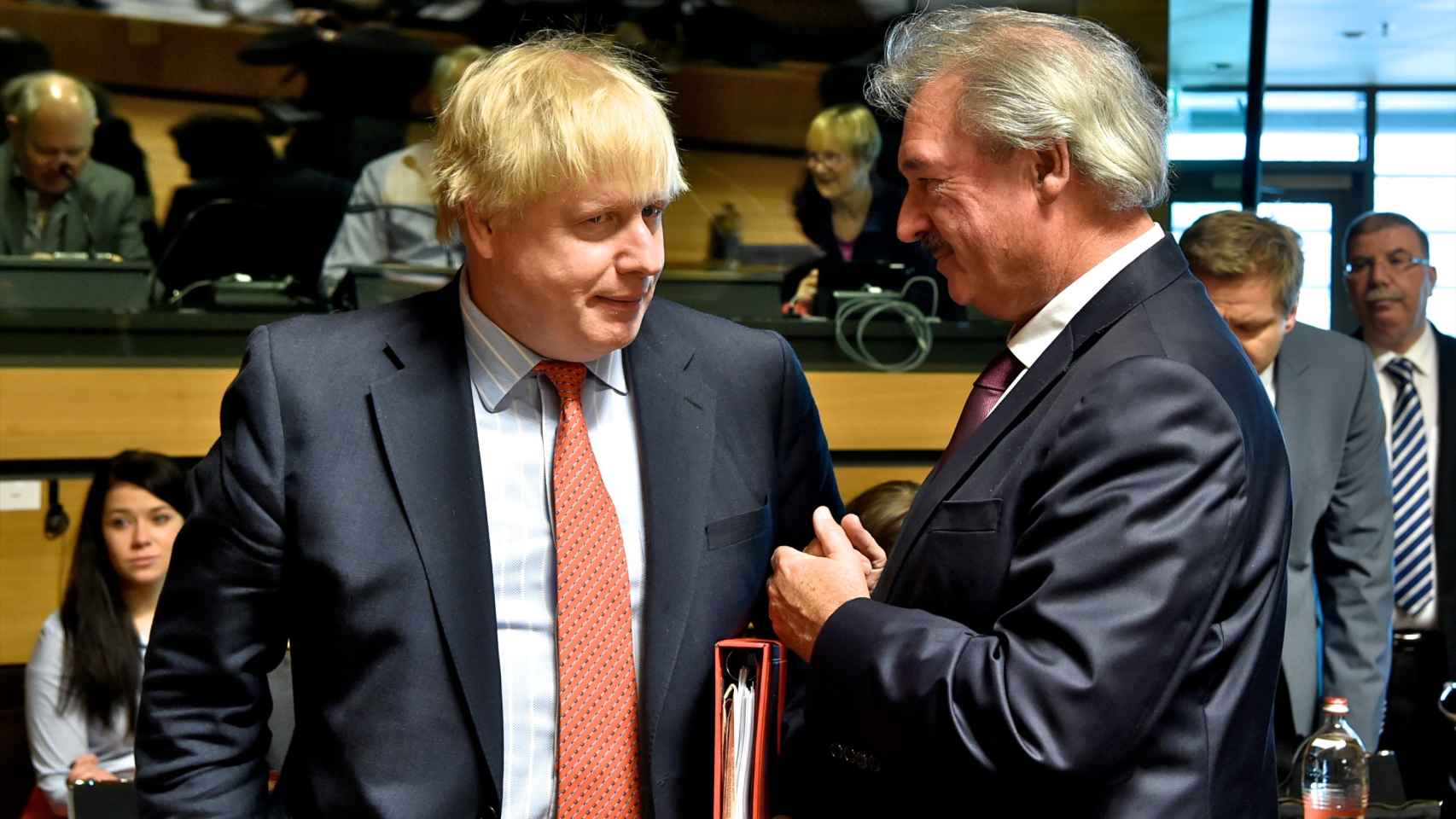 Boris Johnson conversa con su homólogo luxemburgués
