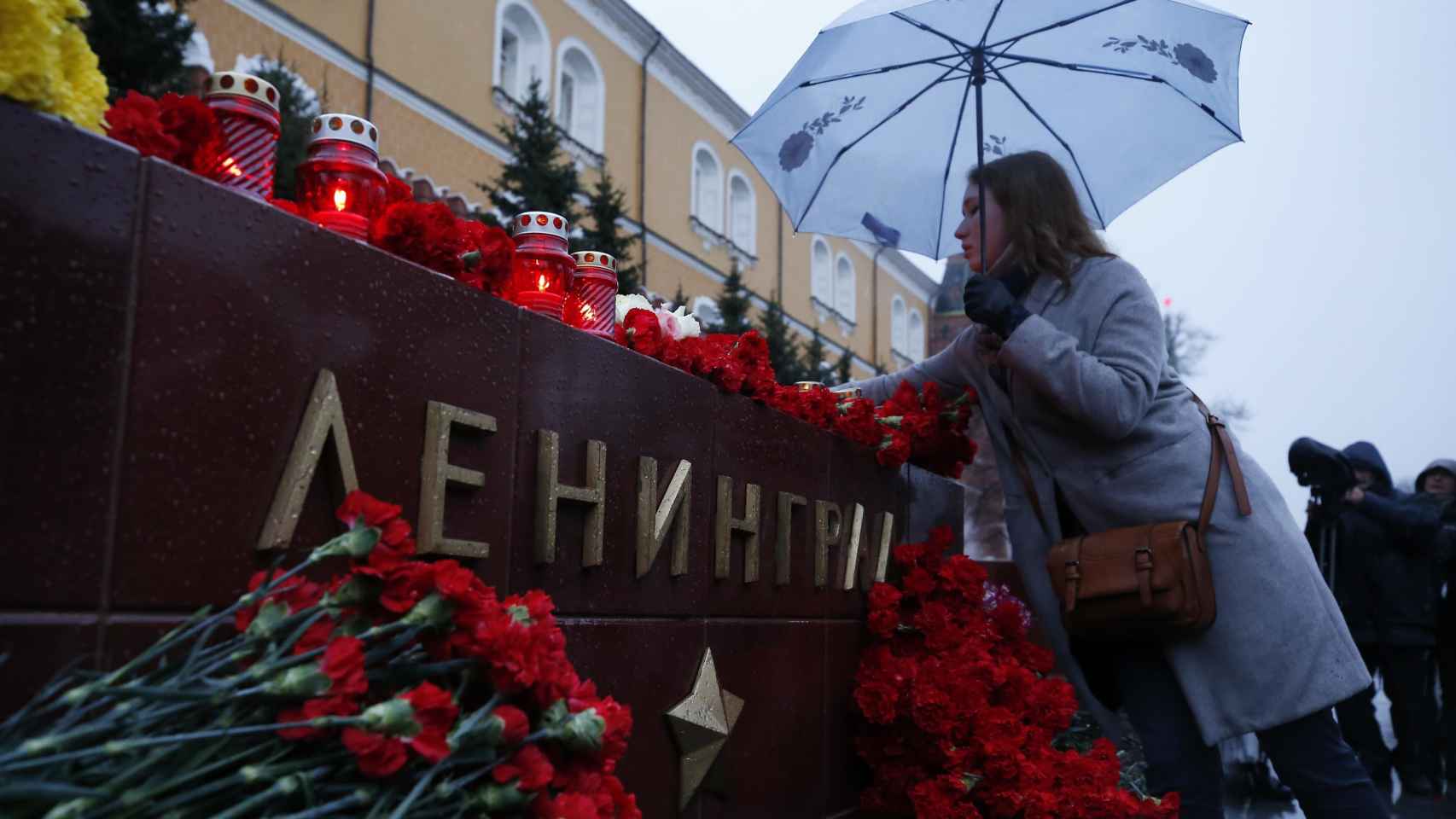 Una mujer deja flores durante un ceremonia de recuerdo a las víctimas en Moscú.