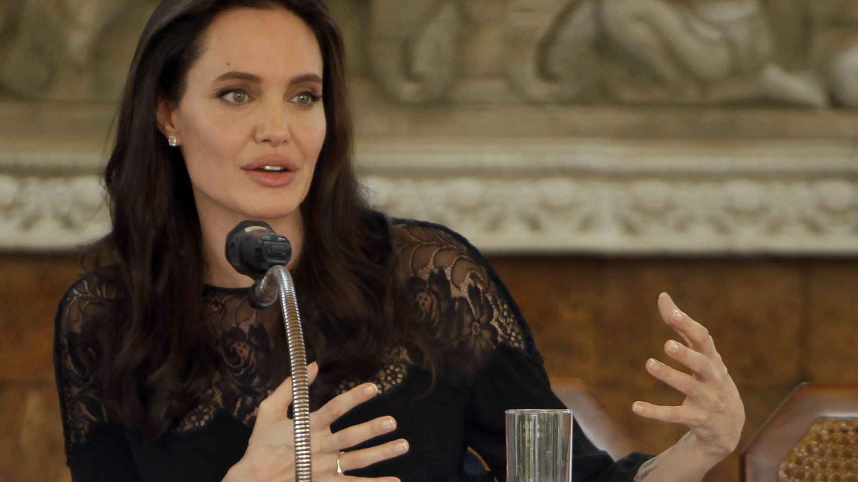 Angelia Jolie dando una conferencia.
