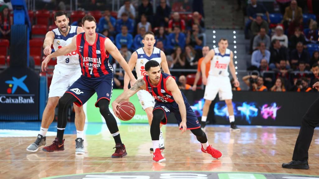 Shane Larkin controla el balón en la semifinal copera contra el Madrid.