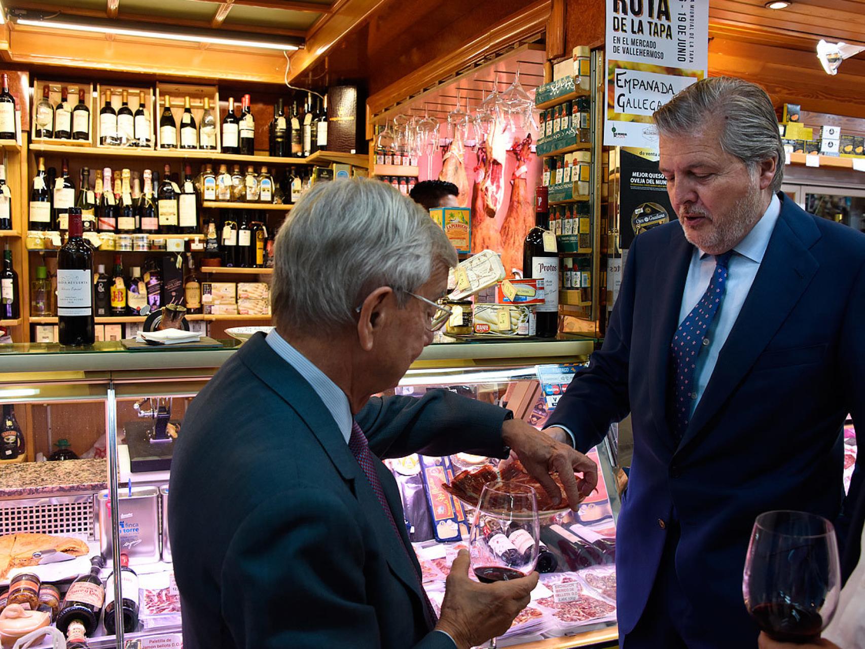 Rafael Ansón, presidente de la Real Academia de la Gastronomía, se sirve jamón de Méndez de Vigo.