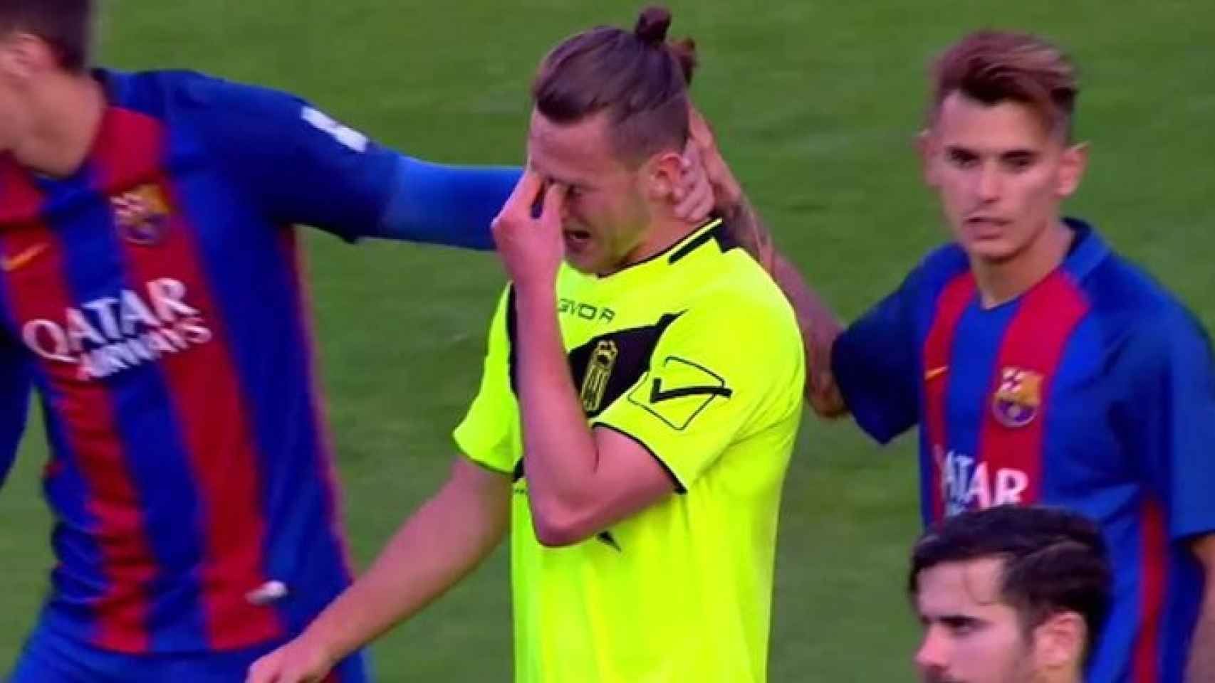 Maiki Fernández, jugador del Eldense, sale llorando del Barça B - Eldense.
