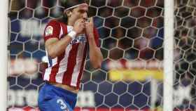 Filipe Luis celebra su gol contra la Real Sociedad.