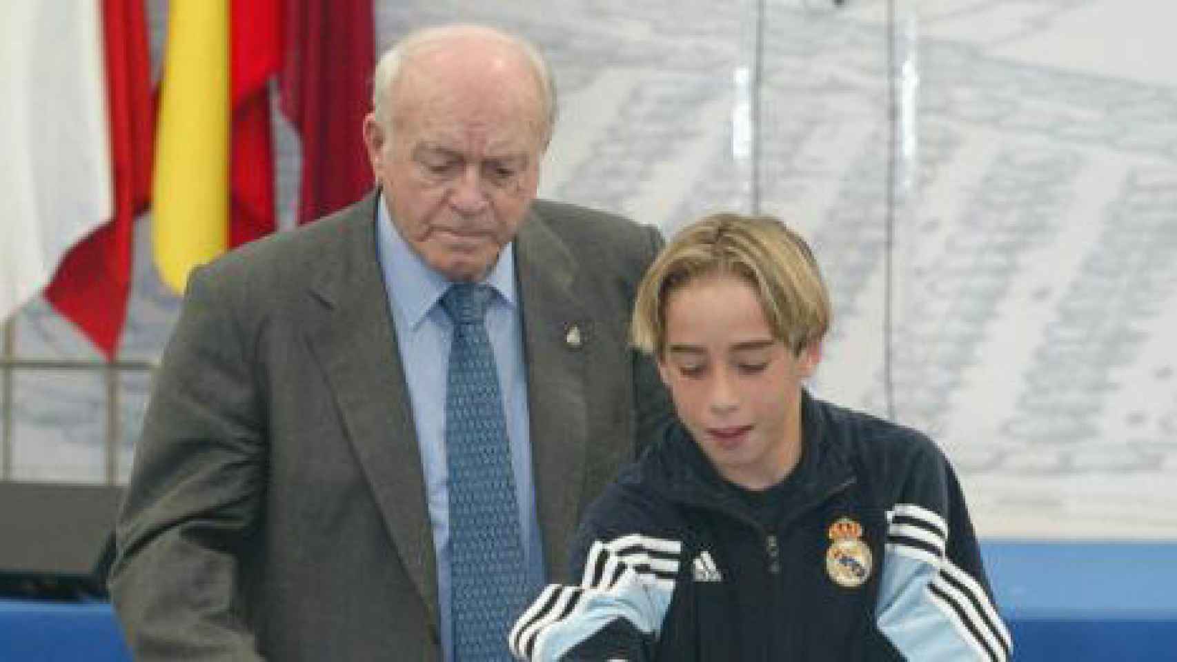 Carvajal poniendo la primera piedra de la Ciudad Deportiva junto a Alfredo Di Stéfano