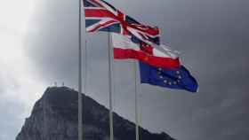 La bandera inglesa ondea frente al Peñón.