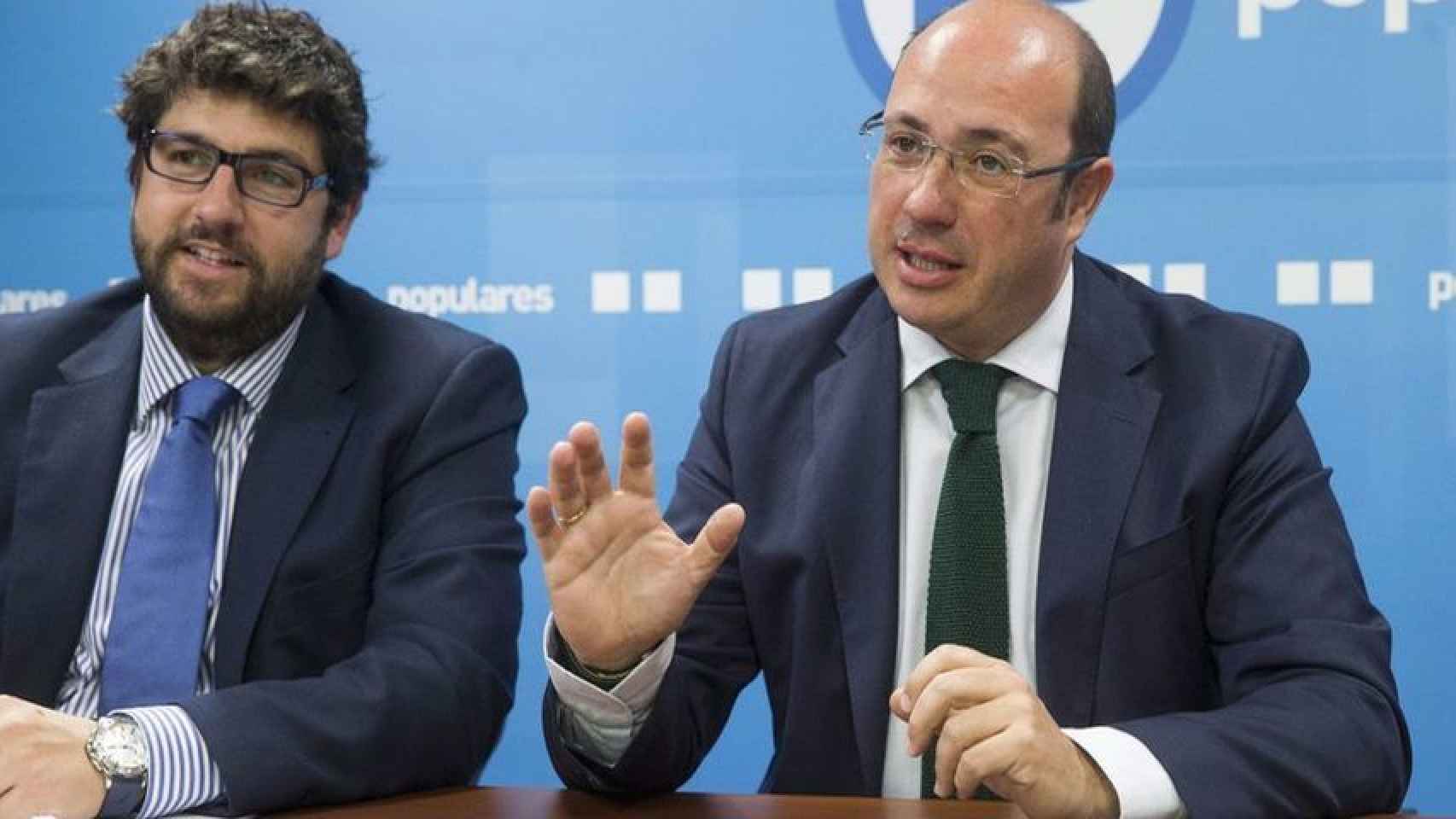 Pedro Antonio Sánchez (d) y Fernando López Miras.