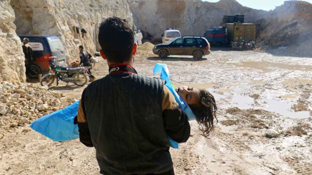 Al menos 90 personas han muerto en un bombardeo con armas químicas en el norte de Siria