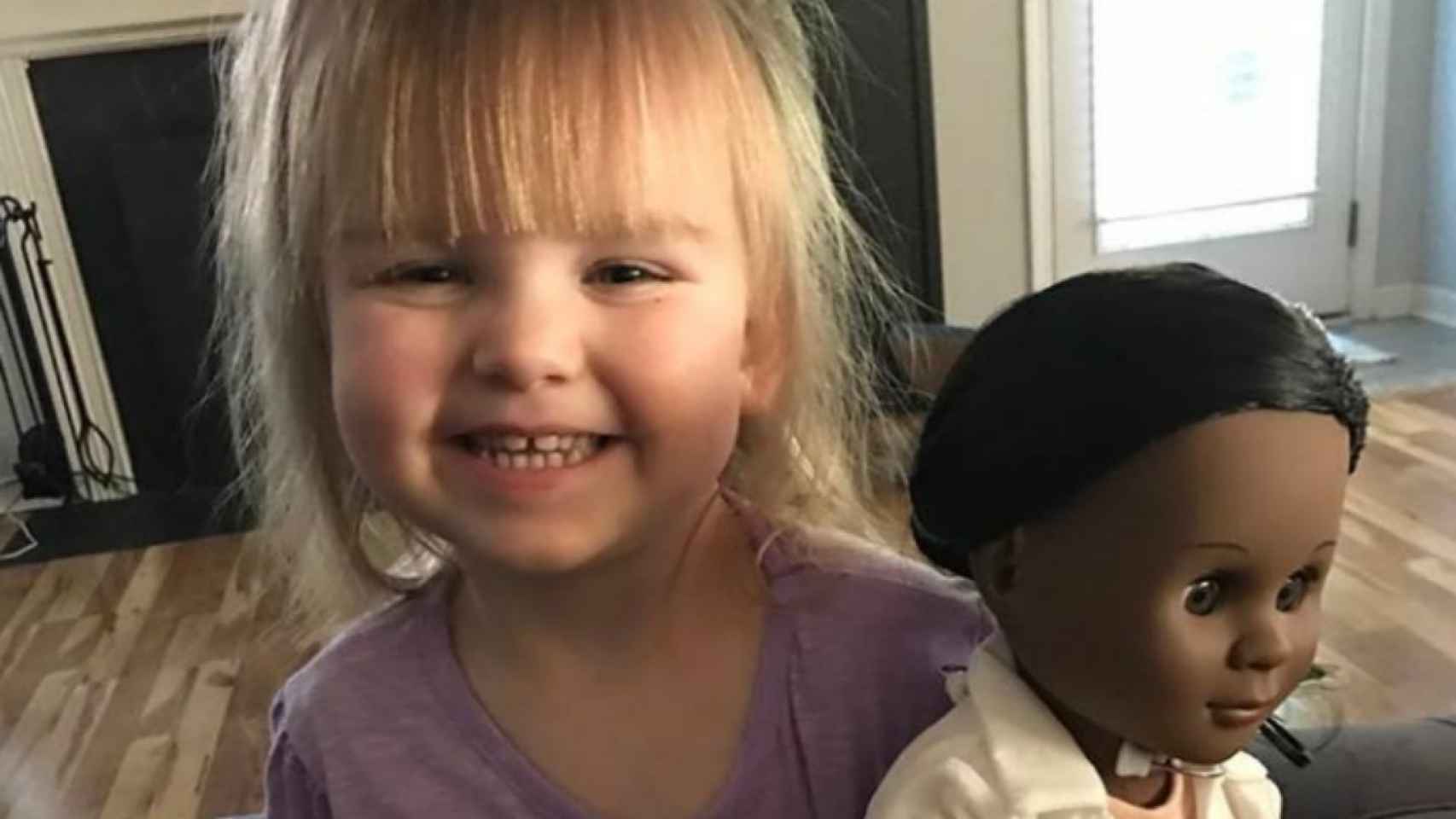 Sophia y su muñeca en la foto que compartió su madre en Facebook