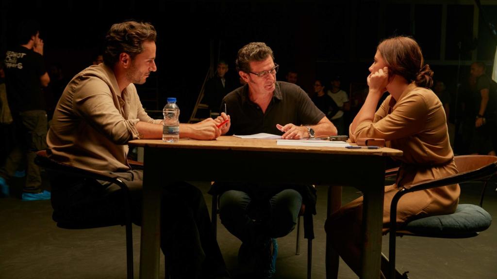 Julio Medem junto a Asier Etxeandia y Miriam Giovanelli.