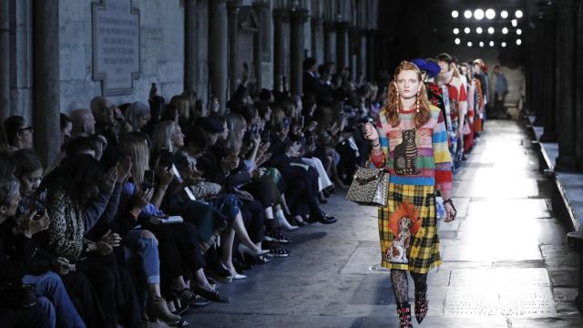 Desfile de la colección crucero 2017 en la Abadía de Westminster. | Foto: Getty Images.