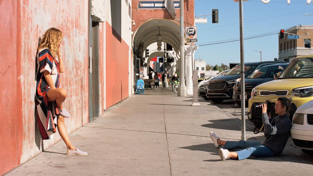 Natalie Joos fotografiando a Erin Wasson para la campaña. | Foto: &OtherStories.