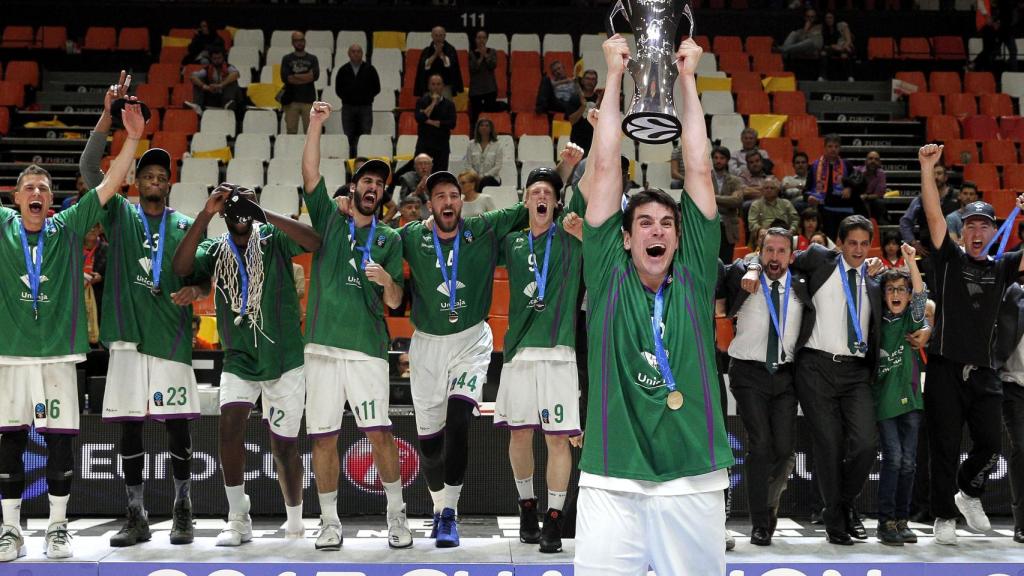 Carlos Suárez levanta la Eurocup de Unicaja.