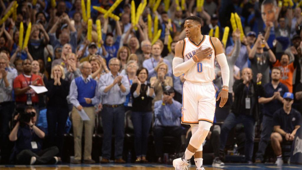 Westbrook agradece al pabellón la ovación por su triple-doble.