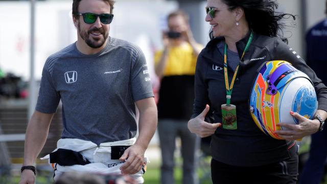 Fernando Alonso camina por el paddock.