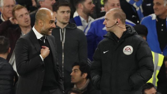 Pep Guardiola protesta por una jugada durante el partido contra el Chelsea.