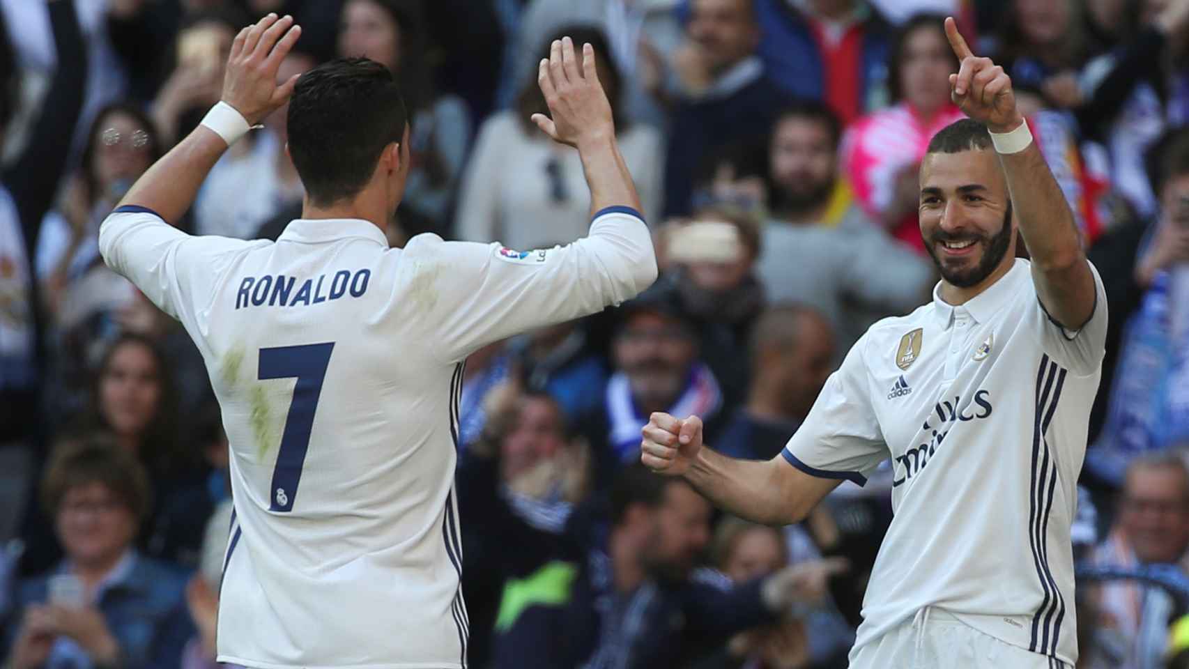 Cristiano y Benzema celebran un gol.