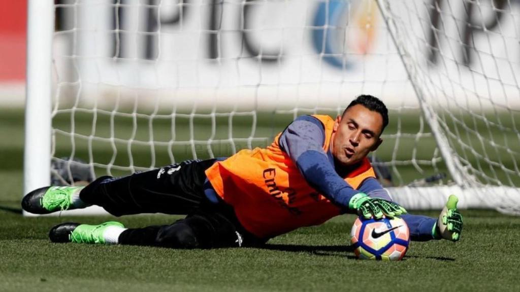 Keylor detiene un balón