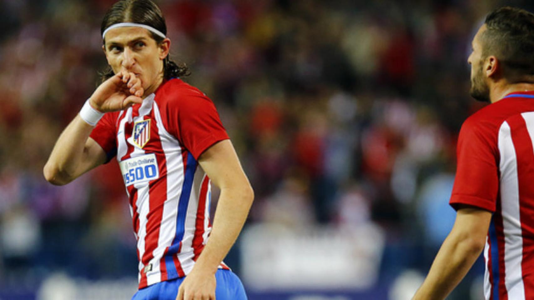 Filipe Luis en un partido con el Atleti