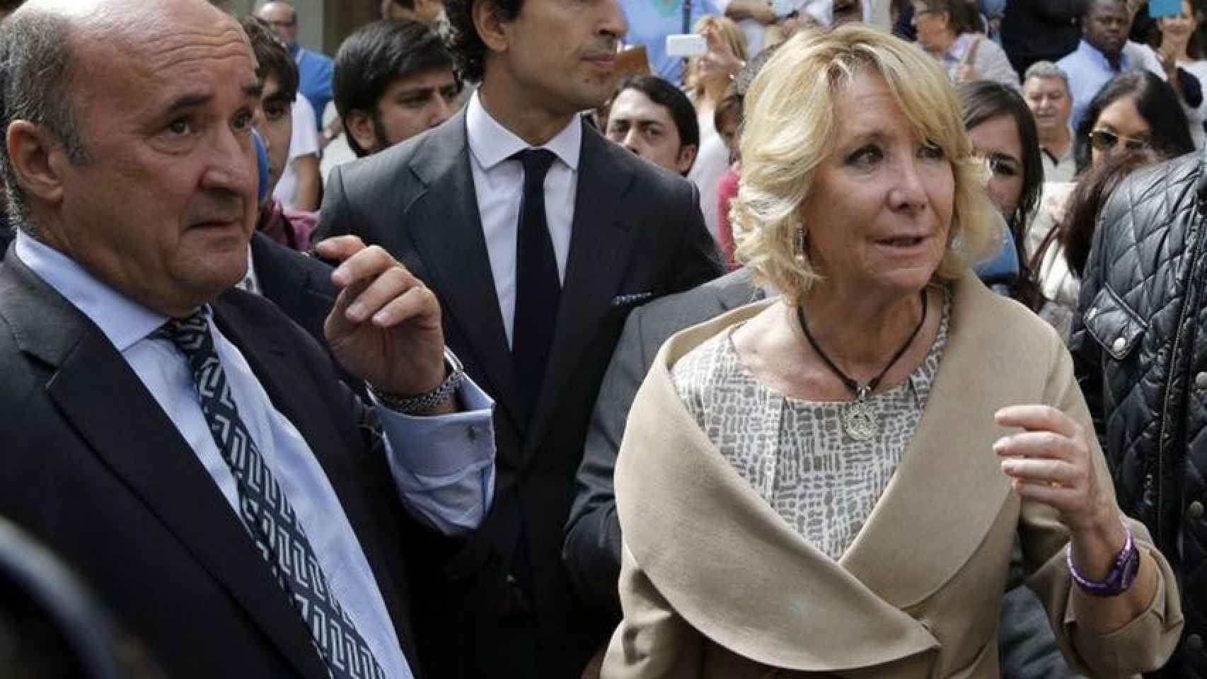 La expresidenta de la Comunidad de Madrid, Esperanza Aguirre, con su extesorero, Beltrán Gutiérrez.