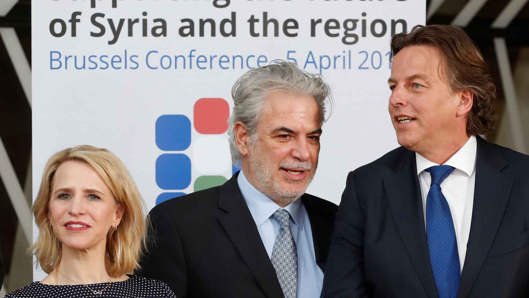 La ministra de Exterior de Liechtenstein, Aurelia Frick, el comisario europeo Christos Stylianides y el ministro holandés de Exteriores, Bert Koenders, en la conferencia celebrada en Bruselas.